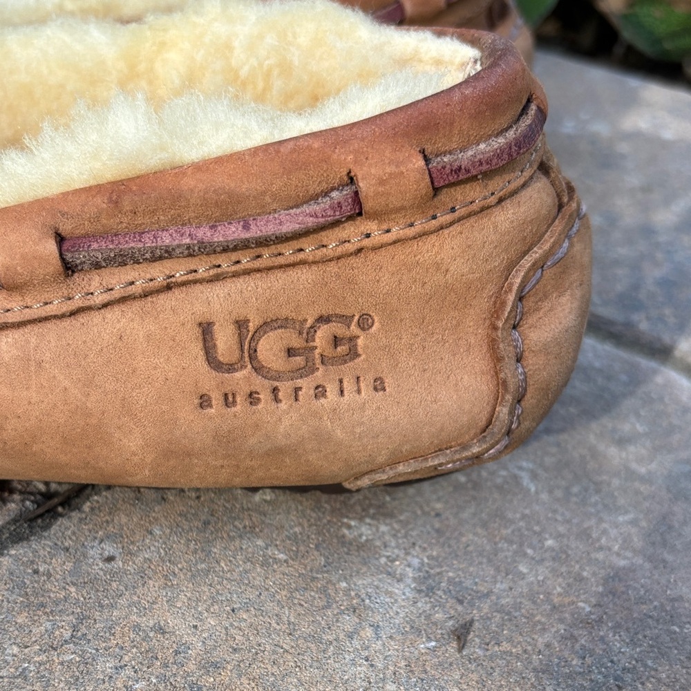 UGG Dakota Moccasin‎ Slippers with Soft Lining - Picture 2 of 9
